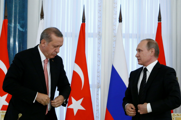 СМИ заметили на обеде делегаций тарелки с рукопожатием Эрдогана и Владимира Путина