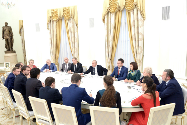 Путин смутил лучшего учителя вопросом о зарплате