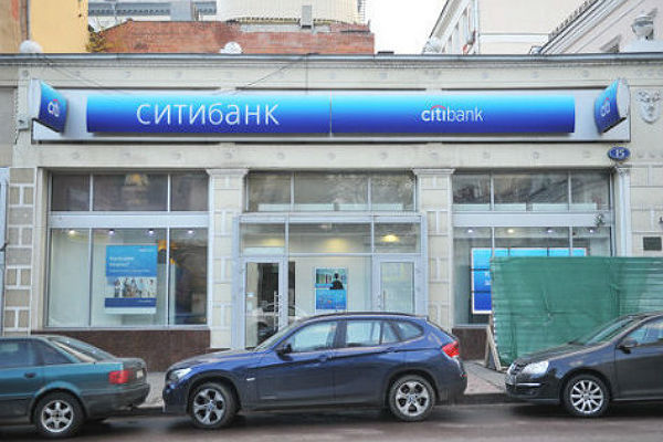 В Москве мужчина с коробкой на шее угрожает взрывом в банке