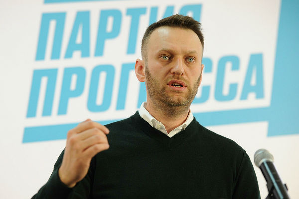 Навального закидали яйцами в Новосибирске