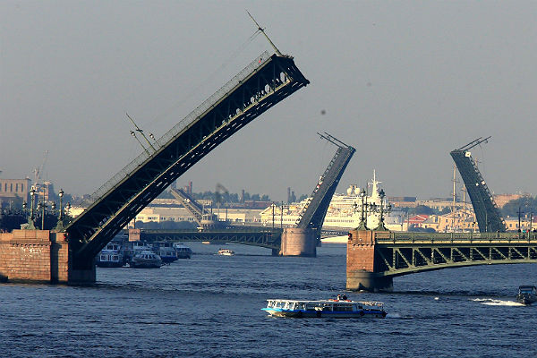 Байкер в Петербурге перепрыгнул разводящийся Дворцовый мост
