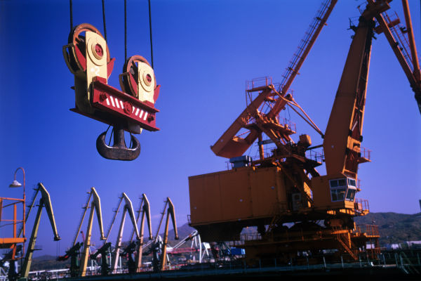 Приморский силач Иван Савкин в честь годовщины воссоединения Крыма с Россией сдвинул кран весом 312 тонн