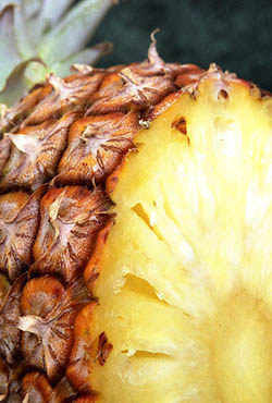 Оптимальный вариант - съедать немного  мякоти свежего ананаса несколько раз в день.