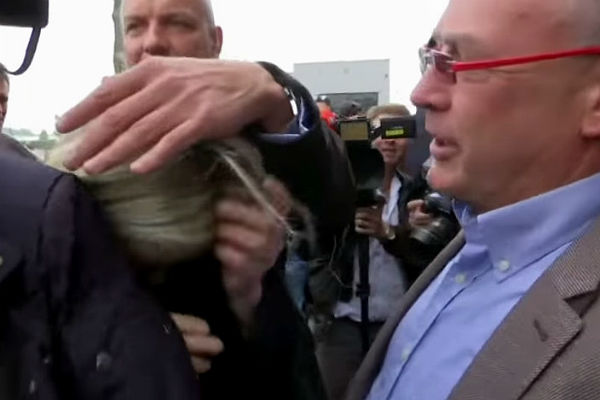 Видео: неизвестные забросали Марин Ле Пен яйцами во Франции Видео: неизвестные забросали Марин Ле Пен яйцами во Франции