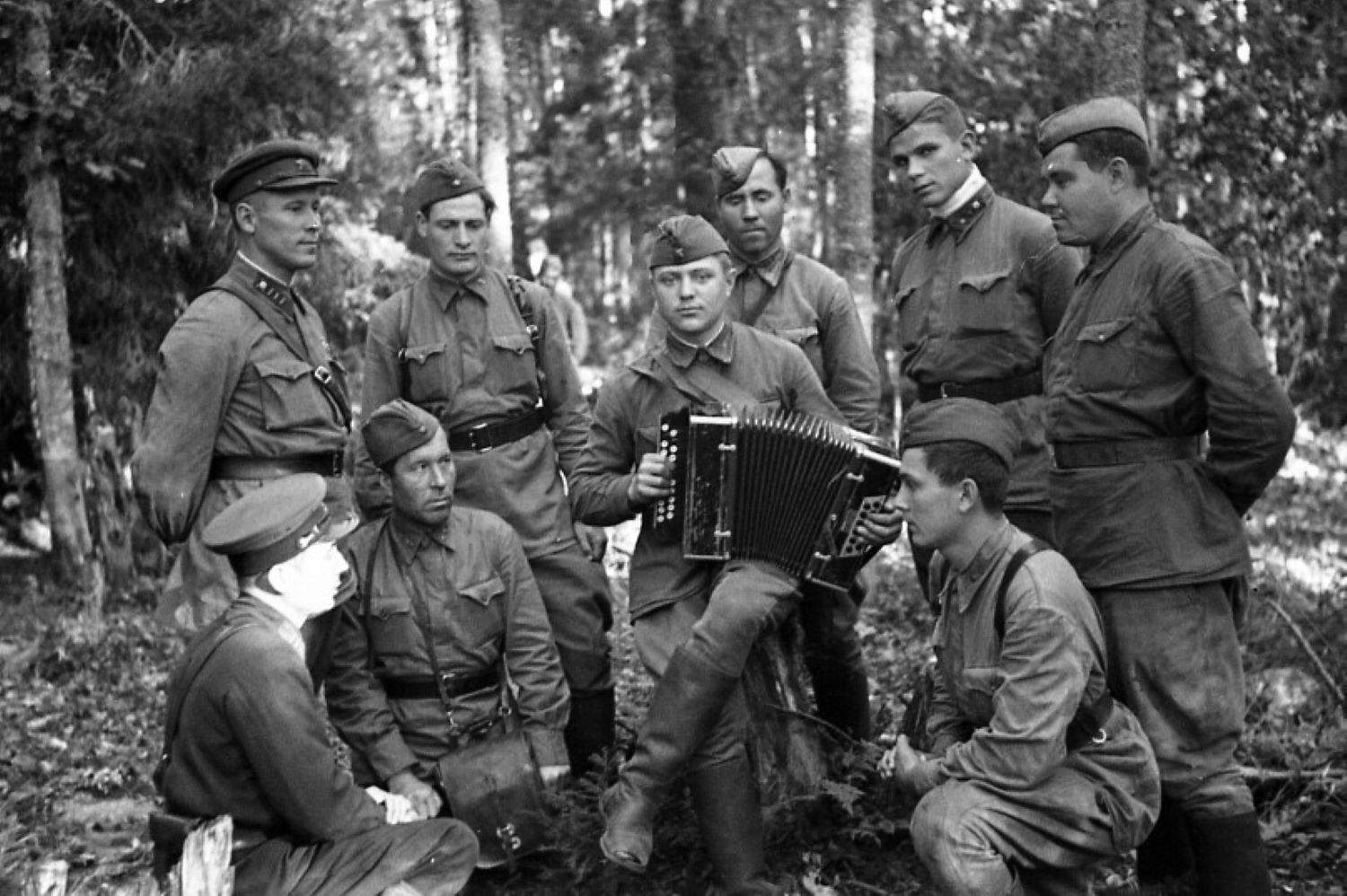 Слушать военные песни в современном исполнении. «В прифронтовом лесу» (1942). М В Исаковский в прифронтовом лесу. Исаковского «в лесу прифронтовом», «огонек»,. Солдаты поют на привале.