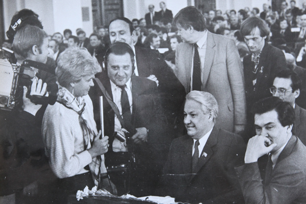 1 июня 1990 года. Манежная площадь 1990. 1 июня 1990 года. 1 июня 1990 года. День независимости россии 1990.